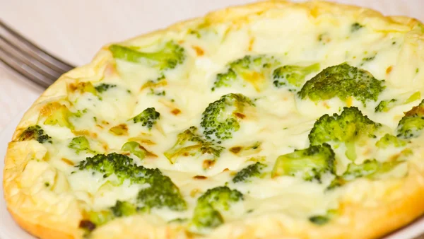 Omelette au fromage et brocoli sur une assiette blanche — Photo