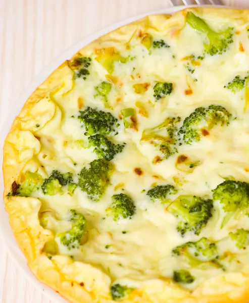 Omelette au fromage et brocoli sur une assiette blanche — Photo