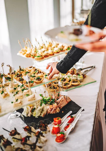 Mãos Masculinas Tomam Lanche Põem Prato Buffet Restaurante — Fotografia de Stock