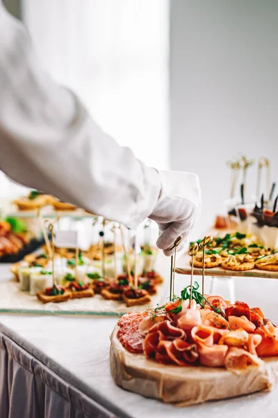 Жіночі Руки Офіціанта Готують Їжу Шведського Столу Ресторані — стокове фото