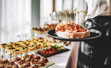 Garsonun elinde yemek tepsisi olan kız. Restoran servisi.