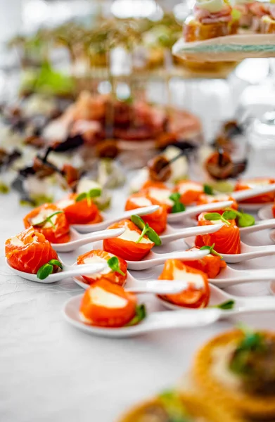 Aperitivos Salmón Servidos Con Cucharas Blancas Incluyendo Rollos Salmón Humo —  Fotos de Stock