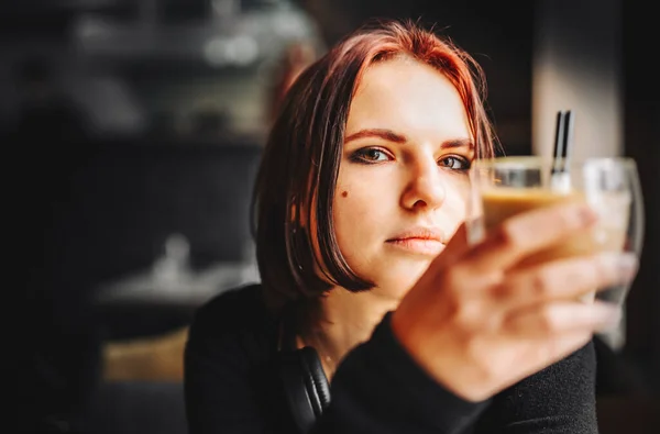 Portré Fiatal Tinédzser Vörös Hajú Lány Csésze Forró Cappuccino Kávé — Stock Fotó