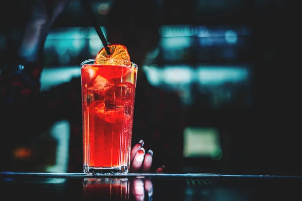 Barkeeperin Der Bar Oder Pub Einen Cocktail Long Island Zuzubereiten — Stockfoto