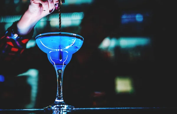 Mulher Barman Mão Bar Pub Para Preparar Cocktail Blue Lagoon — Fotografia de Stock