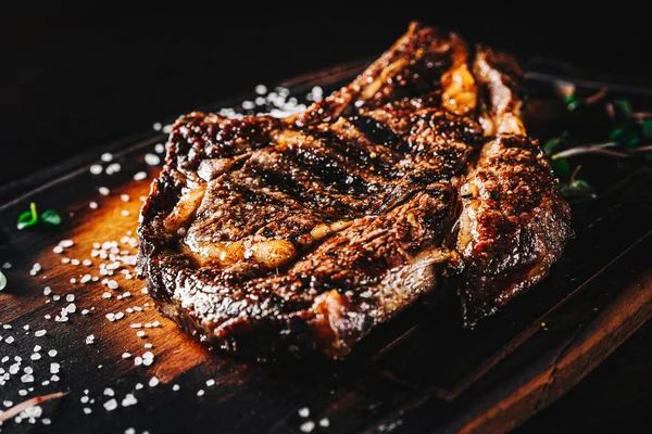 Grilované Ribeye Steak Kostech Dřevěné Desce Hlavní Kovboj Steak Tmavém — Stock fotografie