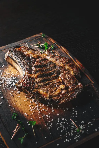 Grilované Ribeye Steak Kostech Dřevěné Desce Hlavní Kovboj Steak Tmavém — Stock fotografie