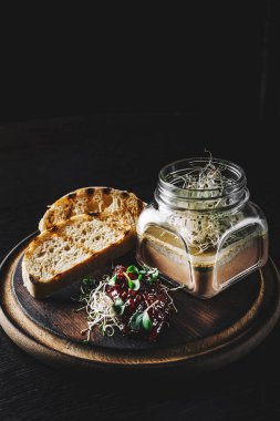 Cam kavanoz tavuk ciğeri ezmesi ve dilimlenmiş ekmek.