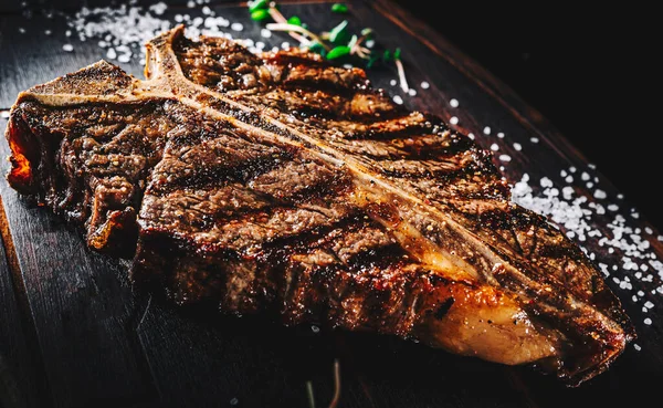 Grilované Bone Steak Kostech Dřevěné Desce Tmavém Pozadí — Stock fotografie