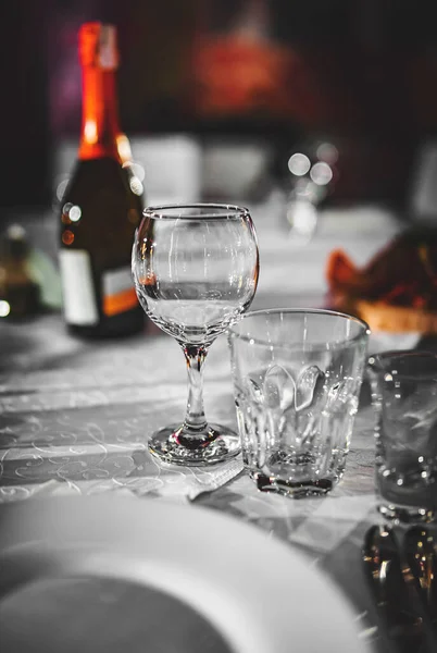 Bord Restaurang Med Vit Duk Och Tomma Glas — Stockfoto