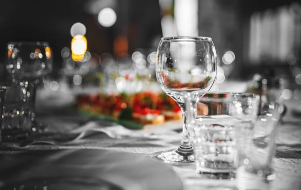 Beyaz Masa Örtüsü Boş Bardaklarla Dolu Bir Restoranda Masa — Stok fotoğraf