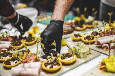 Şefin eli yemek hazırlama sürecinde.