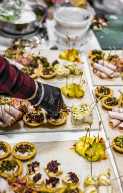 Şefin eli yemek hazırlama sürecinde.