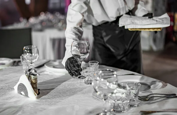 Kellnerin Legt Messer Und Gabel Handschuhe Tisch Gedeckt — Stockfoto