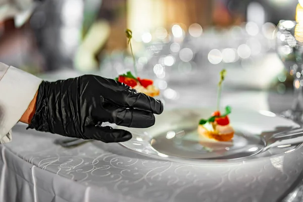 Σερβιτόρος Χέρι Κατέχει Καναπεδάκι Υπηρεσία Εστιατορίων Μπουφέ Τροφοδοσία — Φωτογραφία Αρχείου