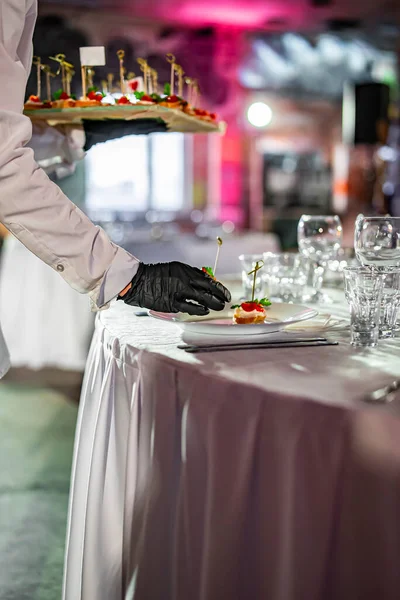 Kellnerhand Hält Canape Restaurant Service Buffet Oder Catering — Stockfoto