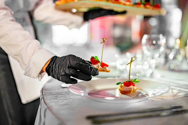 Mão Garçom Segura Canapé Serviço Restaurante Buffet Catering — Fotografia de Stock