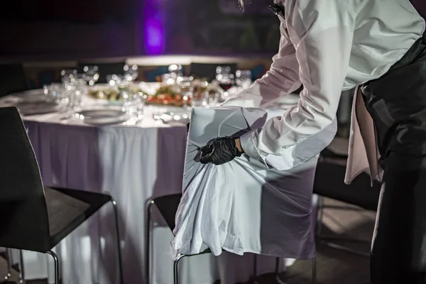 Garson Kapağı Sandalyenin Üstüne Koydu Restoran Servisi Açık Büfe Yemek — Stok fotoğraf