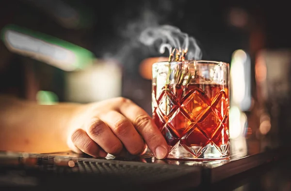 Mann Hand Barkeeper Macht Cocktail Bar Mit Rauch — Stockfoto