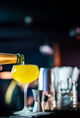 Adam el barmeni tatlı ve ekşi Fransız karışımı yapıyor tezgahta 75 cin kokteyli