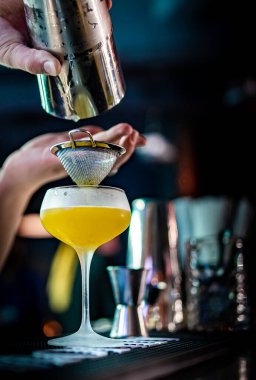 Adam el barmeni tatlı ve ekşi Fransız karışımı yapıyor tezgahta 75 cin kokteyli