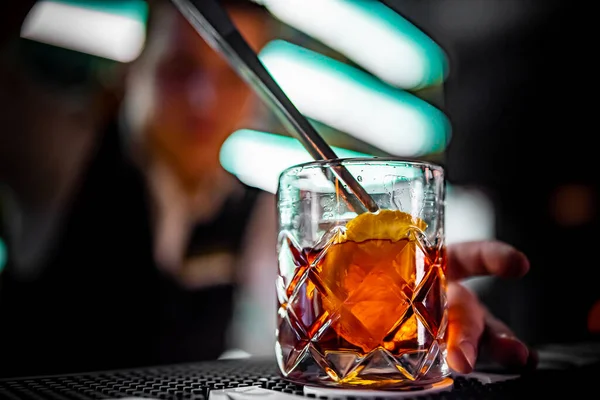 Man Hand Bartender Gör Negroni Cocktail Baren — Stockfoto