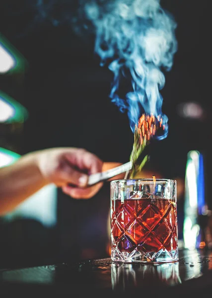 Mann Hand Barkeeper Macht Cocktail Bar Mit Rauch — Stockfoto