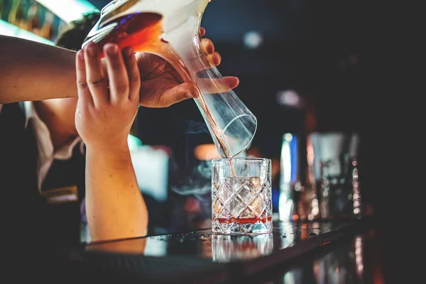 Man Hand Bartender Making Cocktail Bar Smoke — Stockfoto