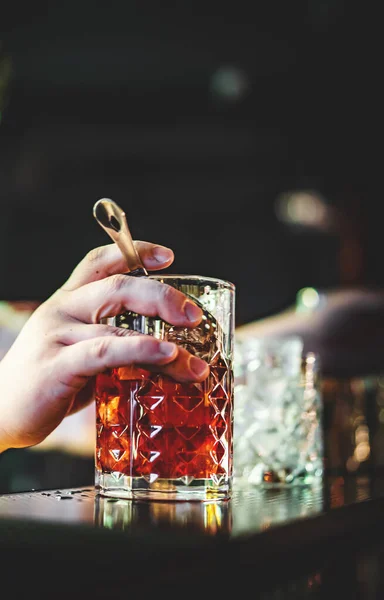 Man Hand Bartender Making Cocktail Bar — Stockfoto