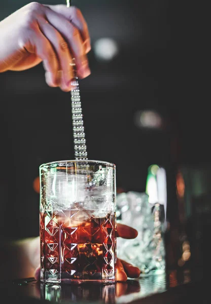 Man Hand Bartender Making Cocktail Bar — Stockfoto