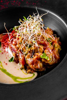 Siyah tabakta çiğ et tartarı.