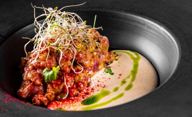 Siyah tabakta çiğ et tartarı.