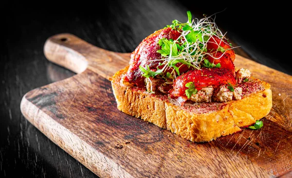 Bruschetta Con Salmón Queso Crema Plato Madera —  Fotos de Stock