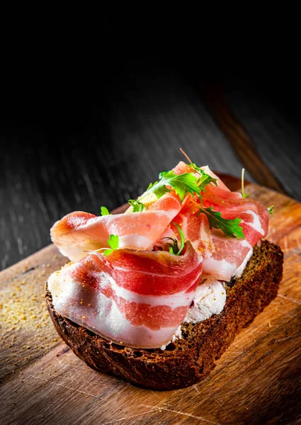 Bruschetta Com Prosciutto Creme Queijo Placa Madeira — Fotografia de Stock