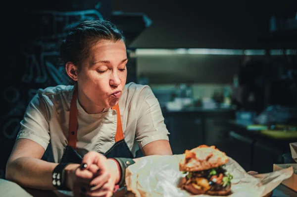 Fiatal Séf Burger Konyhában Egy Kávézóban Vagy Étteremben — Stock Fotó