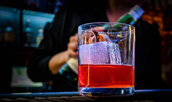 Kvinna Bartender Hand Gör Cocktail Glas Bar Disk Stockbild