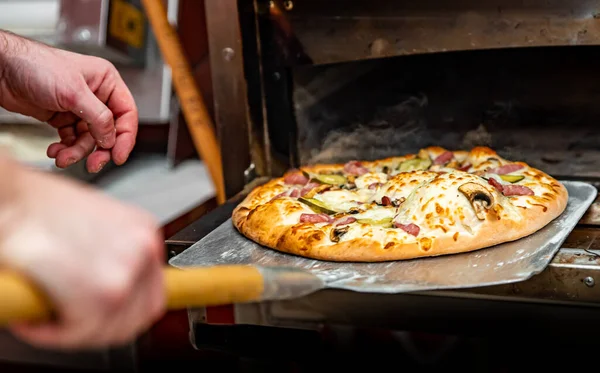 요리사 주방에서 피자를 만들고 있습니다 오븐으로 보내라 — 스톡 사진