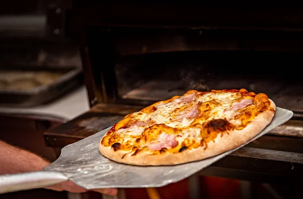 Koch Bäcker Macht Pizza Der Küche Landungsschaufel Aufsetzen Und Den — Stockfoto