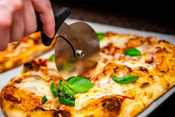 Mão Chef Com Cortador Corte Pizza Pedaços Pizzaria Imagens Royalty-Free