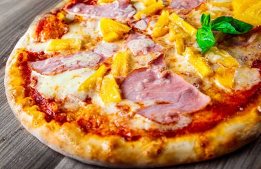 fast food. Ananas, jambon, tavuk, peynir ve sebzeli Hawaii pizzası.