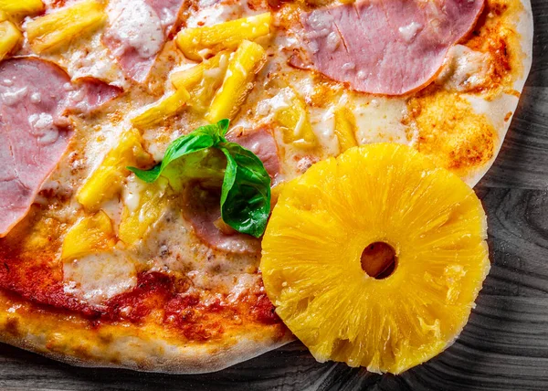 Snabbmat Hawaiian Pizza Med Ananas Skinka Kyckling Ost Och Grönsaker Royaltyfria Stockbilder