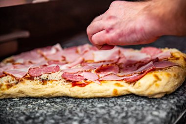 Şef fırıncının eli mutfakta pizza yapıyor. Pizza yapma süreci. İtalyan pizzası pişirmek