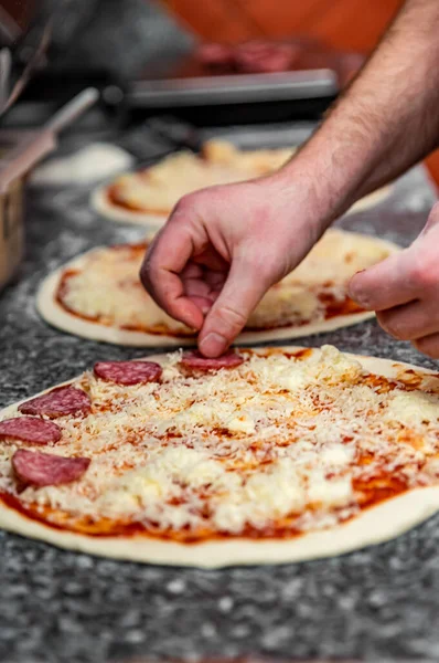 Hand Des Chefbäckers Der Der Küche Pizza Backt Der Prozess — Stockfoto