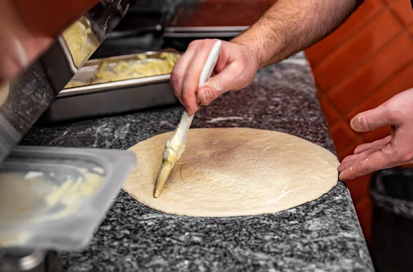 Mão Padeiro Chef Fazendo Pizza Cozinha Processo Fazer Pizza Cozinhar — Fotografia de Stock