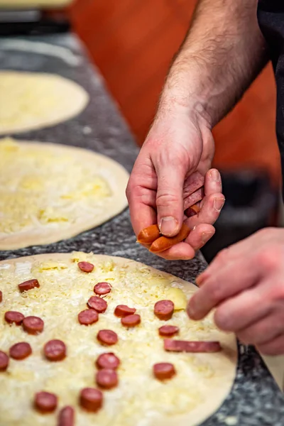 Χέρι Του Σεφ Φούρναρη Κάνει Πίτσα Στην Κουζίνα Διαδικασία Παρασκευής — Φωτογραφία Αρχείου