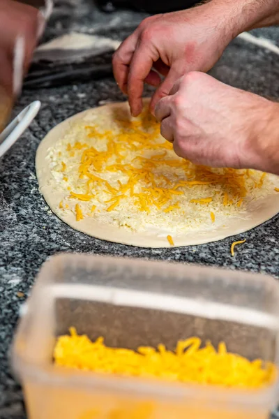 Hand Des Chefbäckers Der Der Küche Pizza Backt Der Prozess — Stockfoto