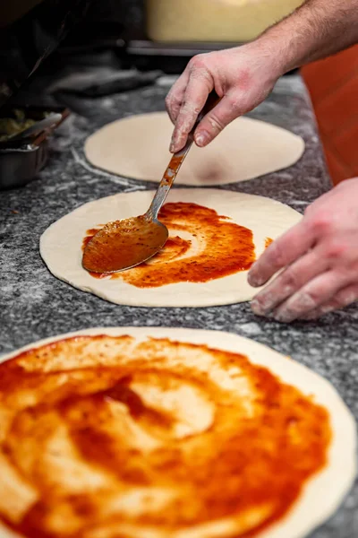 Hand Des Chefbäckers Der Der Küche Pizza Backt Der Prozess — Stockfoto