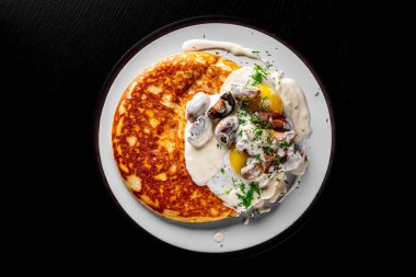 Mantar soslu gözleme, pastırma ve yumurta.