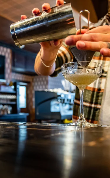 Man Hand Bartender Gör Cocktail Bardisken Stockbild
