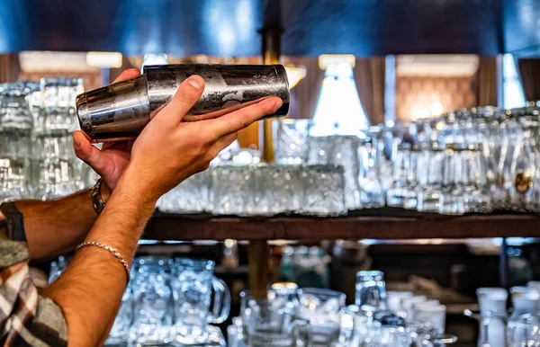 Homem Bartender Bar Detém Agitador Aço Suas Mãos Sacode Para — Fotografia de Stock
